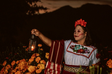 Eine Frau festlich gekleidet zum Tag der Toten in Oaxaca