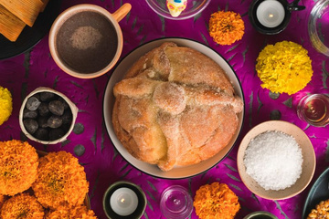 Pan de Muertos auf einem geschmückten Tisch