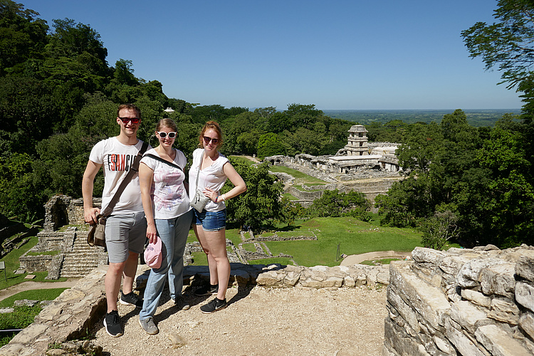 Lisa mit ihren Freunden auf Yucatán