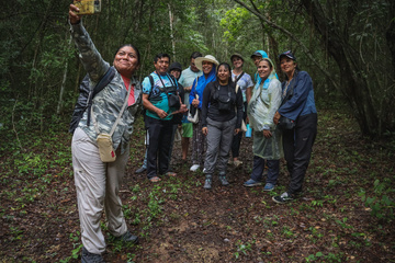 eine Gruppe von Reisenden im Wald von Yucatan