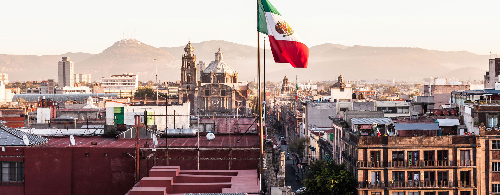 Blick auf Mexico City mit der Mexiko-Flagge im Zentrum - Start der Mexiko Lindo Rundreise